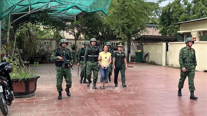 BĐBP áp giải 02 đối tượng Hạng Seo Dũng và Hạng Thị Mua. Ảnh: TTXVN phát 