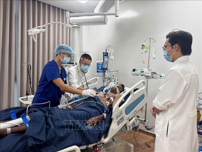 Lãnh đạo đặc khu Phú Quốc thăm họi nạn nhân đang chăm sóc, điều trị tại bệnh viện trên đảo Phú Quốc. Ảnh: TTXVN phát