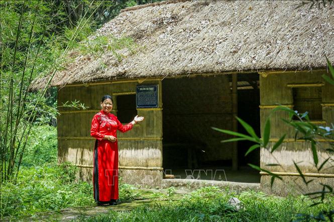 Nhà làm việc của cán bộ cách mạng được phục dựng tại Khu di tích lịch sử cách mạng Bình Thành giúp du khách hình dung về điều kiện hoạt động của cán bộ cách mạng giữa vùng bưng biền trong những năm kháng chiến. Ảnh: Giang Phương - TTXVN