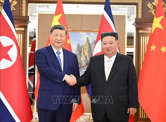 Chủ tịch Trung Quốc Tập Cận Bình (trái) và Nhà lãnh đạo Triều Tiên Kim Jong-un trong cuộc gặp tại Bình Nhưỡng, ngày 8/6/2026. Ảnh: THX/TTXVN phát