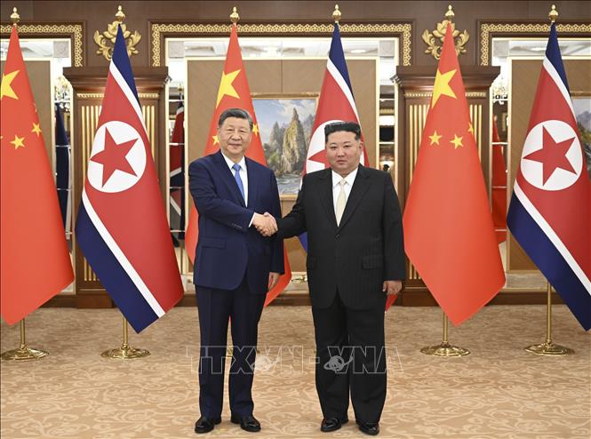 Chủ tịch Trung Quốc Tập Cận Bình (trái) và Nhà lãnh đạo Triều Tiên Kim Jong-un trong cuộc gặp tại Bình Nhưỡng, ngày 8/6/2026. Ảnh: THX/TTXVN phát
