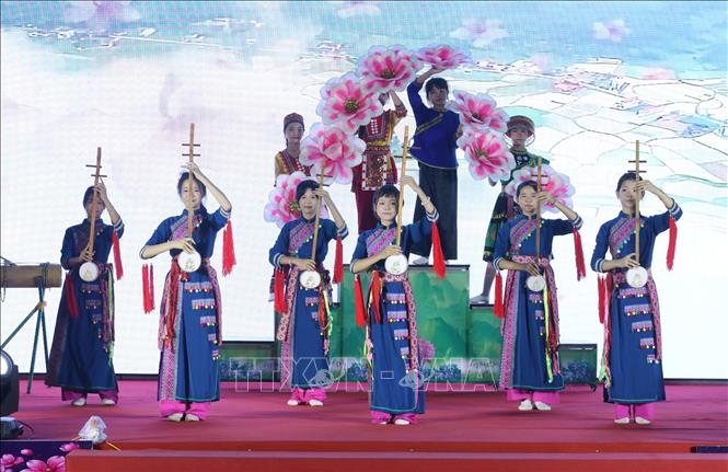 Tiết mục nghệ thuật tại Lễ khai mạc Không gian văn hóa đường Hùng Vương. Ảnh: Anh Tuấn – TTXVN 