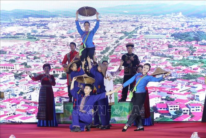 Tiết mục nghệ thuật đặc sắc tại Lễ khai mạc Không gian văn hóa đường Hùng Vương. Ảnh: Anh Tuấn – TTXVN 