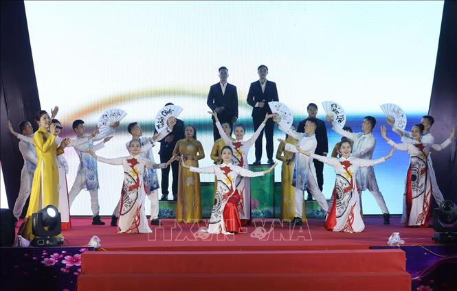 Tiết mục nghệ thuật tại Lễ khai mạc Không gian văn hóa đường Hùng Vương. Ảnh: Anh Tuấn – TTXVN 