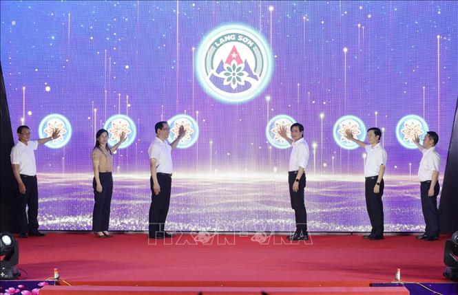 Các đại biểu thực hiện nghi thức khai trương Không gian văn hóa Hùng Vương. Ảnh: Anh Tuấn – TTXVN