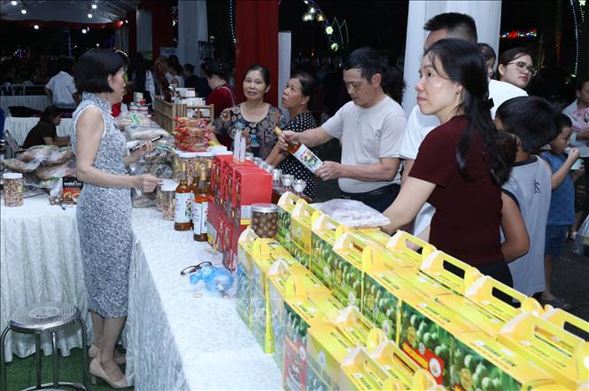 Người dân và du khách tham quan các gian hàng sản phẩm OCOP, sản phẩm văn hóa, du lịch và ẩm thực địa phương tại Không gian văn hóa Hùng Vương,. Ảnh: Anh Tuấn – TTXVN