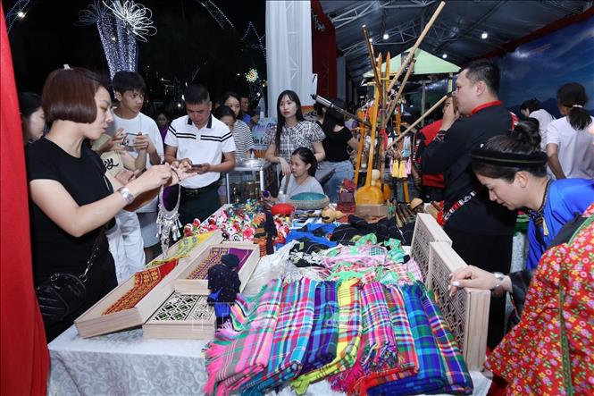 Nhân dân và du khách tham quan các gian hàng sản phẩm OCOP, sản phẩm văn hóa, du lịch và ẩm thực địa phương tại Không gian văn hóa Hùng Vương. Ảnh: Anh Tuấn – TTXVN