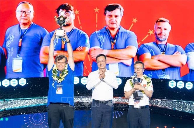 Ban tổ chức trao Cúp vô địch DIFF 2026 cho đội pháo hoa Bồ Đào Nha.  Ảnh: TTXVN phát 

