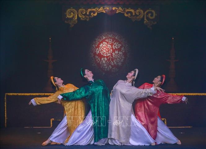 Các nghệ sĩ mang đến những màn trình diễn giàu cảm xúc, tái hiện chiều sâu lịch sử Thăng Long – Hà Nội. Ảnh: Khánh Hoà - TTXVN