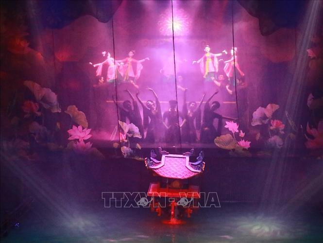 Không gian sân khấu được dàn dựng công phu với hệ thống ánh sáng hiện đại, tạo nên những hiệu ứng thị giác ấn tượng. Ảnh: Khánh Hoà - TTXVN