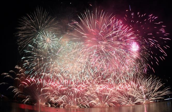 The fireworks performance of Chinese team. VNA Photo: Trần Lê Lâm