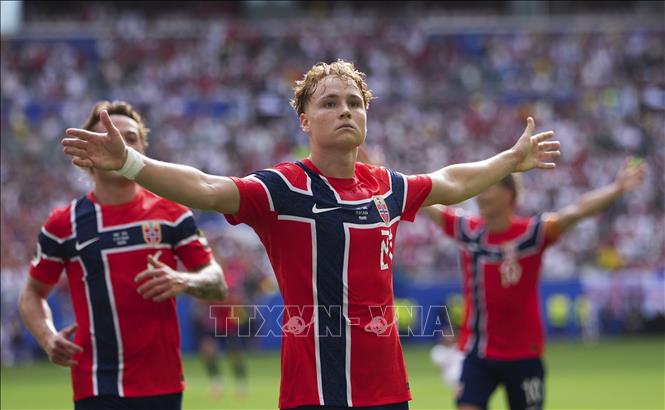 Tiền vệ Na Uy Andreas Schjelderup ăn mừng sau pha ghi bàn mở tỉ số trận đấu ở phút 36. Ảnh: THX/TTXVN phát