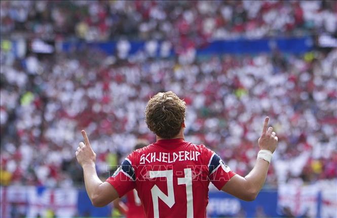Tiền vệ Na Uy Andreas Schjelderup ăn mừng sau pha ghi bàn mở tỉ số trận đấu ở phút 36. Ảnh: THX/TTXVN phát