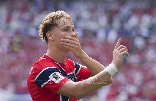 Tiền vệ Na Uy Andreas Schjelderup ăn mừng sau pha ghi bàn mở tỉ số trận đấu ở phút 36. Ảnh: THX/TTXVN phát