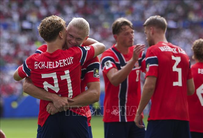 Tiền vệ Na Uy Andreas Schjelderup (trái) ăn mừng cùng đồng đội sau pha ghi bàn mở tỉ số trận đấu ở phút 36. Ảnh: THX/TTXVN phát
