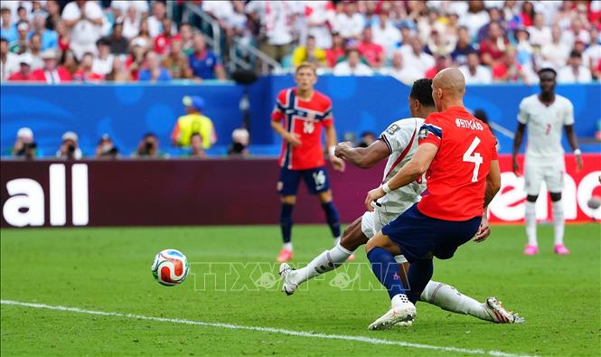 Tiền vệ Jude Bellingham (số 10) ghi bàn thắng nâng tỉ số lên 2-1 cho đội tuyển Anh ở phút 93. Ảnh: THX/TTXVN phát