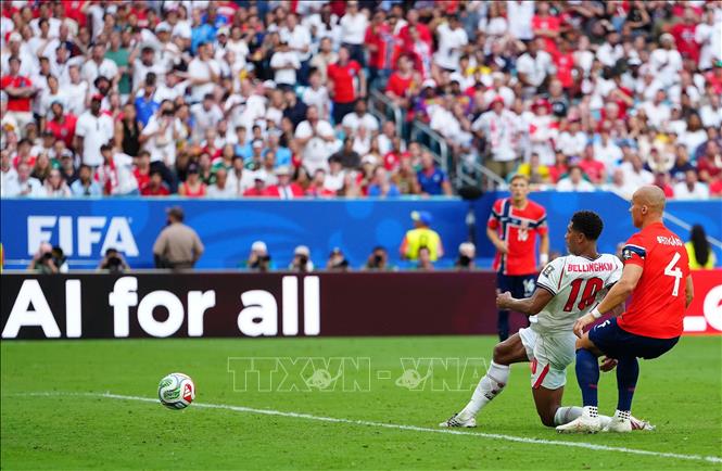Tiền vệ Jude Bellingham (số 10) ghi bàn thắng nâng tỉ số lên 2-1 cho đội tuyển Anh ở phút 93. Ảnh: THX/TTXVN phát