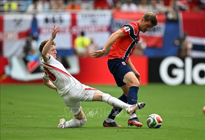 Cầu thủ Anthony Gordon (trái) của Anh tranh chấp bóng với Alexander Sorloth của Na Uy. Ảnh: THX/TTXVN phát