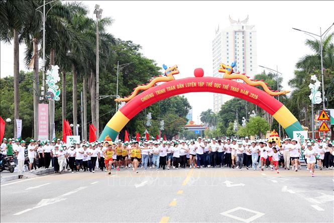 Các đại biểu và đông đảo cán bộ, nhân dân đã tham gia các hoạt động: đồng diễn thể dục thể thao, chạy đồng hành tại chương trình. Ảnh: Nguyễn Chinh - TTXVN