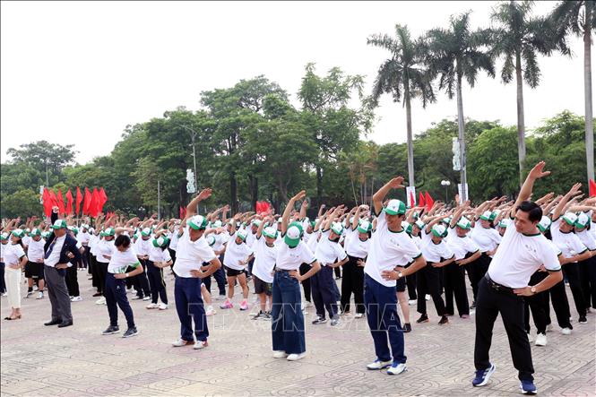 Các đại biểu và đông đảo cán bộ, nhân dân đã tham gia các hoạt động: đồng diễn thể dục thể thao, chạy đồng hành tại chương trình. Ảnh: Nguyễn Chinh - TTXVN