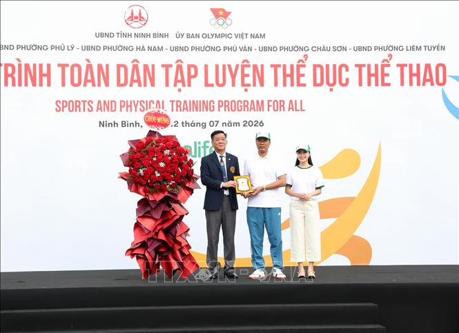 Lãnh đạo Ủy ban Olympic Việt Nam tặng kỷ niệm chương cho ban tỏ chức. Ảnh: Nguyễn Chinh - TTXVN