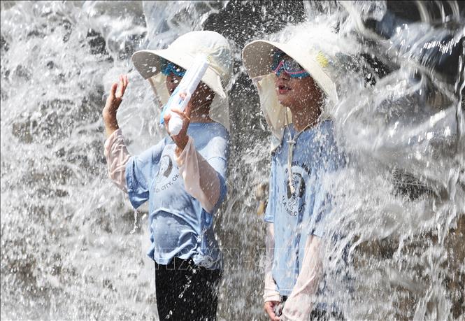 Trẻ em tránh nóng trong công viên nước ở Suwon, Hàn Quốc ngày 12/7/2026. Ảnh: Yonhap/TTXVN phát