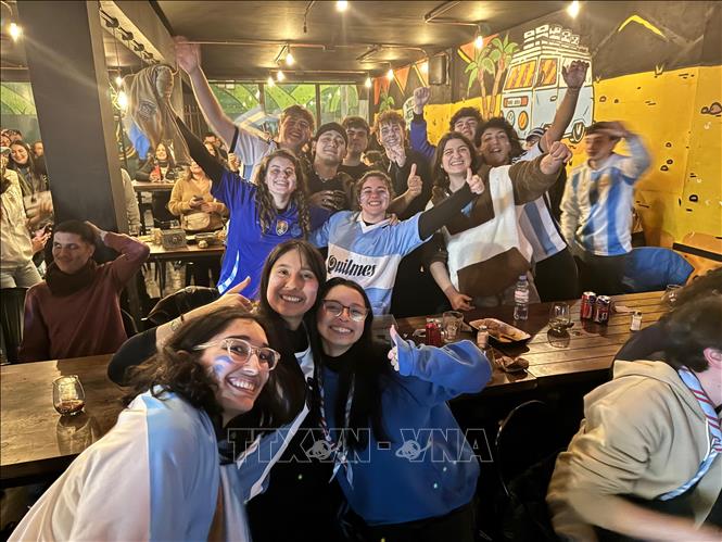 Các cổ động viên Argentina vui mừng trước chiến thắng của đội nhà. Ảnh: Diệu Hương, phóng viên TTXVN tại Argentina