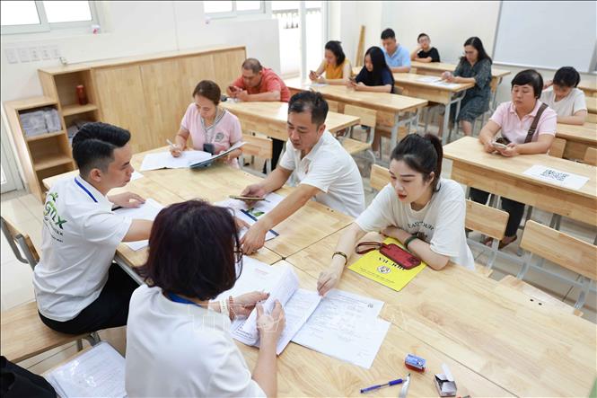 Phụ huynh, học sinh cần theo dõi sát các mốc thời gian tuyển sinh, chuẩn bị đầy đủ giấy tờ và thực hiện đúng quy định để bảo đảm quyền lợi học tập cho học sinh trong năm học mới. Ảnh: Thanh Tùng - TTXVN