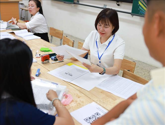 Tuyển sinh trực tiếp cũng là dịp để phụ huynh trao đổi với nhà trường, tìm hiểu thêm về chương trình giảng dạy, cơ sở vật chất và các hoạt động giáo dục. Ảnh: Thanh Tùng - TTXVN 