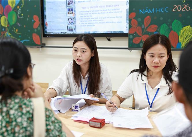 Tuyển sinh trực tiếp cũng là dịp để phụ huynh trao đổi với nhà trường, tìm hiểu thêm về chương trình giảng dạy, cơ sở vật chất và các hoạt động giáo dục. Ảnh: Thanh Tùng - TTXVN 