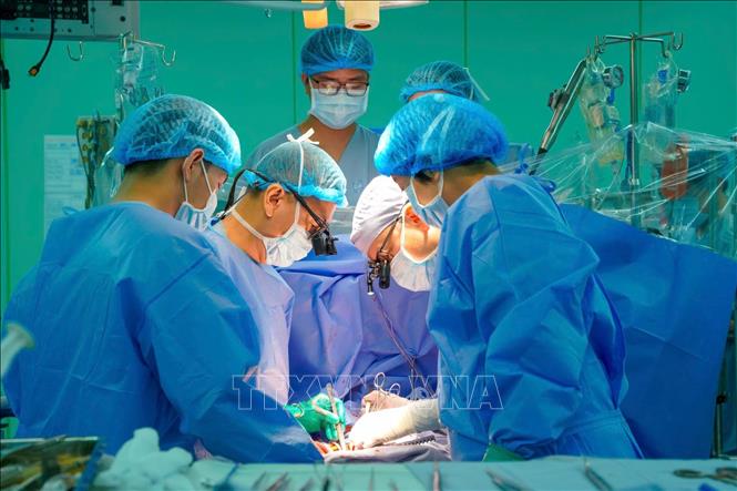 Các bác sĩ Bệnh viện Đại học Y dược Thành phố Hồ Chí Minh thực hiện ghép tim cho người bệnh. Ảnh: TTXVN phát