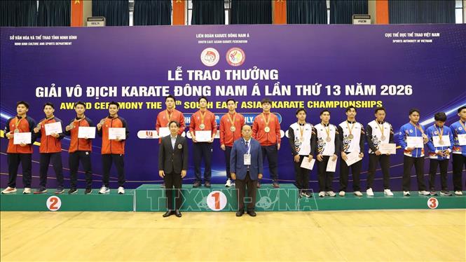 Ban Tổ chức trao thưởng ở nội dung đồng đội nam trong ngày thi đấu cuối cùng của giải đấu. Ảnh: Đức Phương - TTXVN