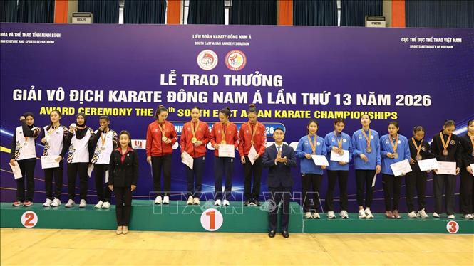 Ban Tổ chức trao thưởng ở nội dung đồng đội nữ trong ngày thi đấu cuối cùng của giải đấu. Ảnh: Đức Phương - TTXVN