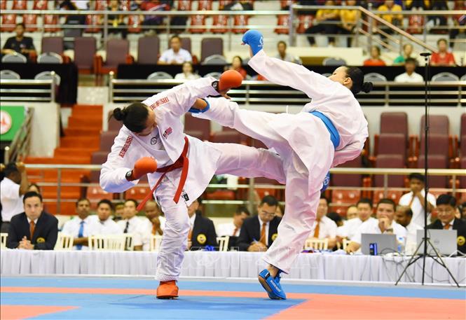 Một trận đấu hấp dẫn ở nội dung Kumite đồng đội nữ trong ngày thi đấu cuối cùng của giải đấu. Ảnh: Đức Phương - TTXVN