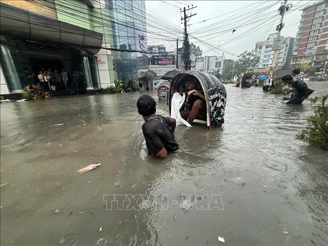 Ngập lụt sau mưa lớn tại Chittagong, Bangladesh. Ảnh: THX/TTXVN phát