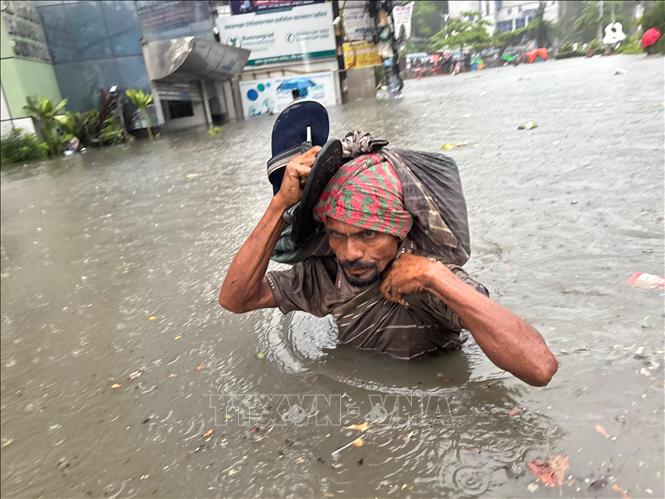 Ngập lụt sau mưa lớn tại Chittagong, Bangladesh. Ảnh: THX/TTXVN phát