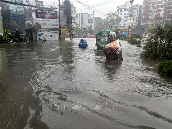Ngập lụt sau mưa lớn tại Chittagong, Bangladesh. Ảnh: THX/TTXVN phát