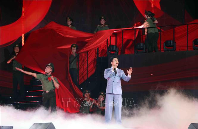 Một tiết mục nghệ thuật tại chương trình. Ảnh: Phạm Kiên - TTXVN