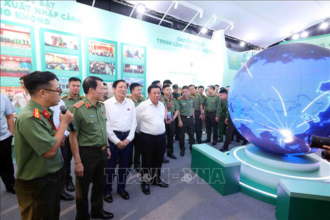 Đại tướng Lương Tam Quang, Bộ trưởng Bộ Công an cùng các đại biểu tham quan khu trưng bày những thành tựu của lực lượng An ninh nhân dân. Ảnh: Phạm Kiên - TTXVN