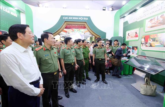 Đại tướng Lương Tam Quang, Bộ trưởng Bộ Công an cùng các đại biểu tham quan khu trưng bày những thành tựu của lực lượng An ninh nhân dân. Ảnh: Phạm Kiên - TTXVN