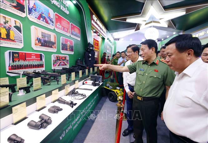 Đại tướng Lương Tam Quang, Bộ trưởng Bộ Công an cùng các đại biểu tham quan khu trưng bày những thành tựu của lực lượng An ninh nhân dân. Ảnh: Phạm Kiên - TTXVN