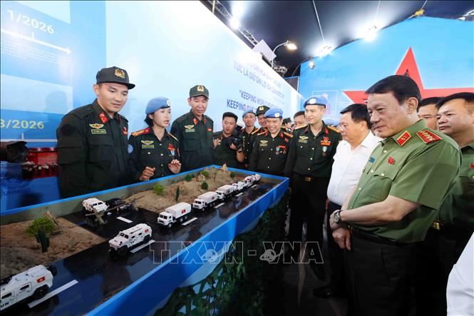 Đại tướng Lương Tam Quang, Bộ trưởng Bộ Công an cùng các đại biểu tham quan khu trưng bày những thành tựu của lực lượng An ninh nhân dân. Ảnh: Phạm Kiên - TTXVN