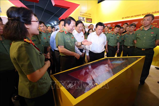 Đại tướng Lương Tam Quang, Bộ trưởng Bộ Công an cùng các đại biểu tham quan khu trưng bày những thành tựu của lực lượng An ninh nhân dân. Ảnh: Phạm Kiên - TTXVN