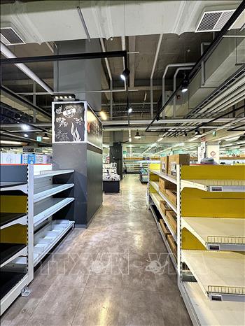 Các kệ hàng trống trơn. Ảnh: Khánh Vân - TTXVN tại Hàn Quốc