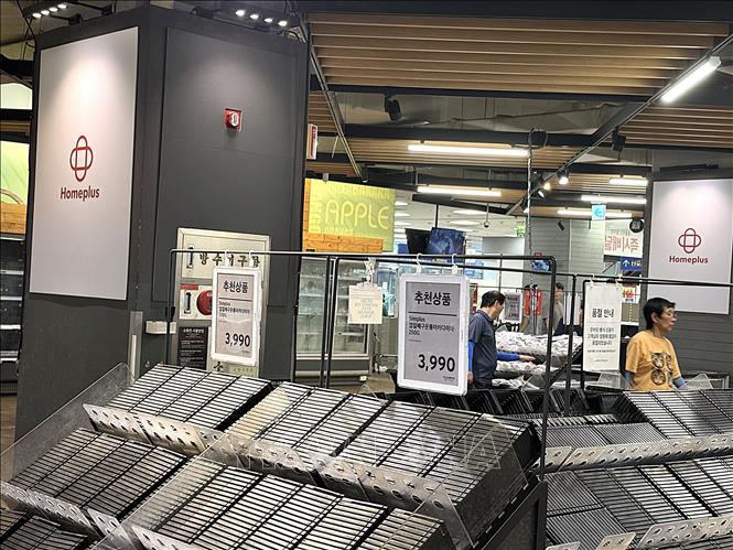 Các kệ hàng trong siêu thị Homeplus trống trơn. Ảnh: Khánh Vân - TTXVN tại Hàn Quốc