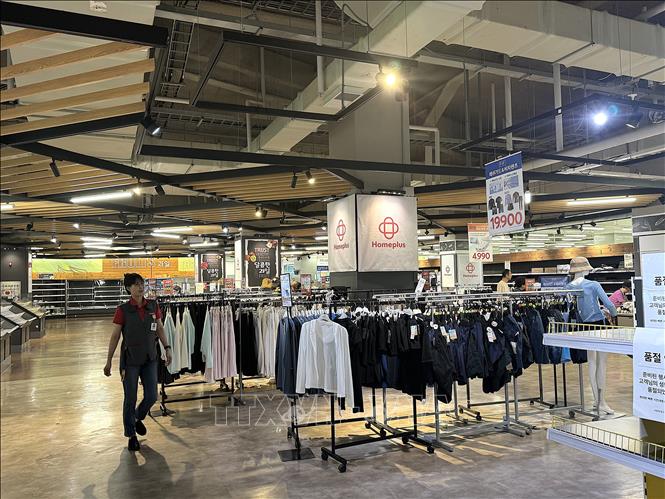 Những hàng hóa còn sót lại trong siêu thị Homeplus tại Seongbuk. Ảnh: Khánh Vân - TTXVN tại Hàn Quốc
