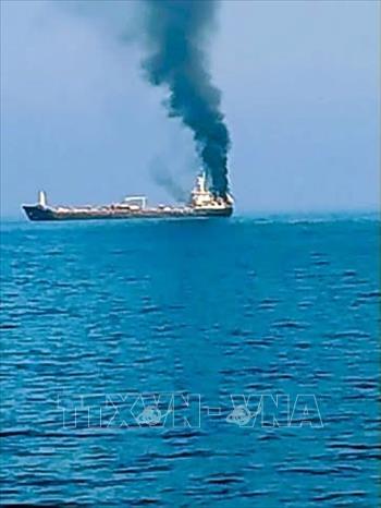 Tàu thương mại MT Jalveer chở các thuỷ thủ Ấn Độ bị tấn công ở ngoài khơi Oman, gần cảng Shinas, ngày 9/7/2026. Ảnh: ANI/TTXVN phát