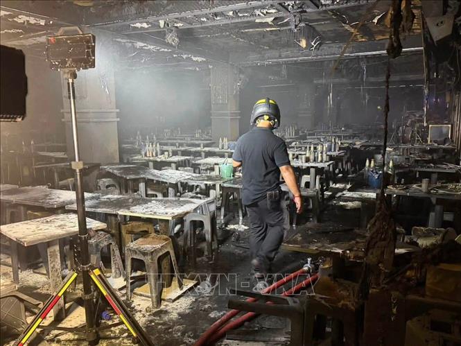 Hiện trường nội thất bị thiêu rụi sau vụ hoả hoạn tại quán Na Ladprao ở quận Chatuchak, Bangkok, Thái Lan ngày 13/7/2026. Ảnh: Anadolu Agency/TTXVN phát