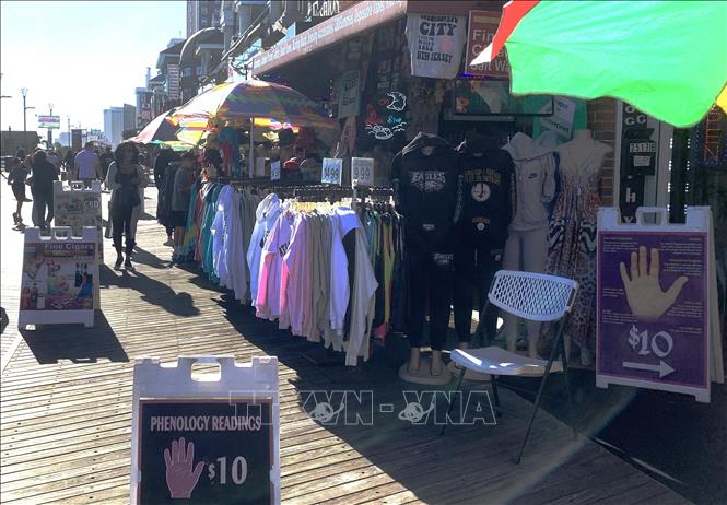 Người tiêu dùng mua sắm tại các cửa hàng bán lẻ trên đường phố tại Atlantic City ở bang  New Jersey (Mỹ). Ảnh: Ngọc Quang – PV TTXVN tại Mỹ