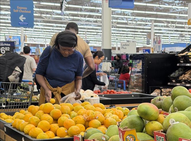 Người tiêu dùng lựa chọn trái cây tại một cửa hàng của Walmart ở Washington D.C. Ảnh: Ngọc Quang – PV TTXVN tại Mỹ